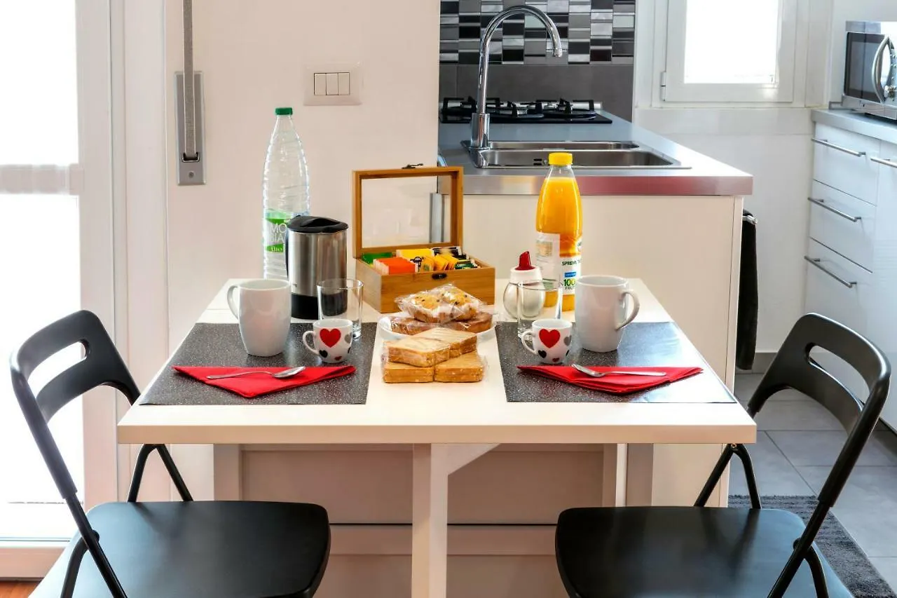 Apartment Ferienwohnung Bright House In Mailand